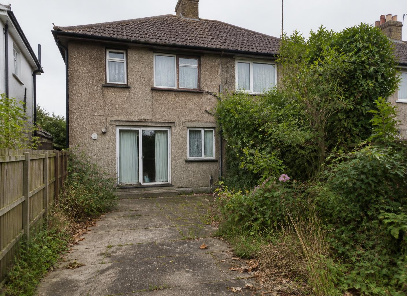 Unused corner of garden in East Preston before Kingston Contractors built a bespoke garden room